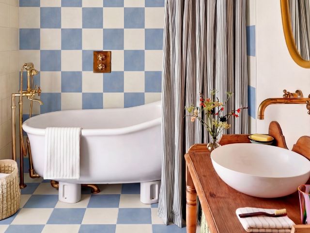Tiled bathroom with shower curtain