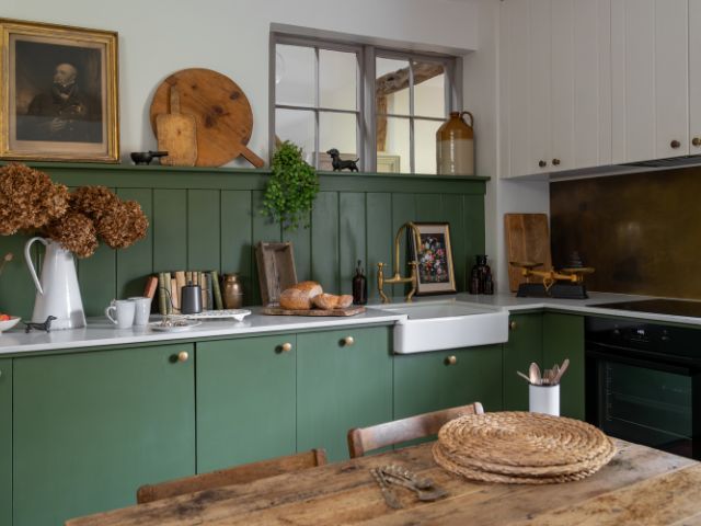 Rustic country kitchen by Yester Year