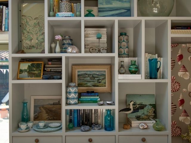 Bookshelf styling